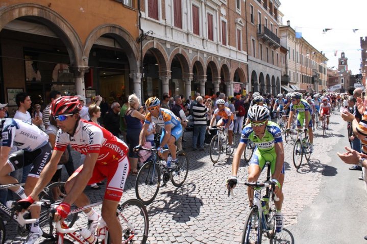 Il Giro d'Italia a Ferrara, in Corso Martiri, nel 2010