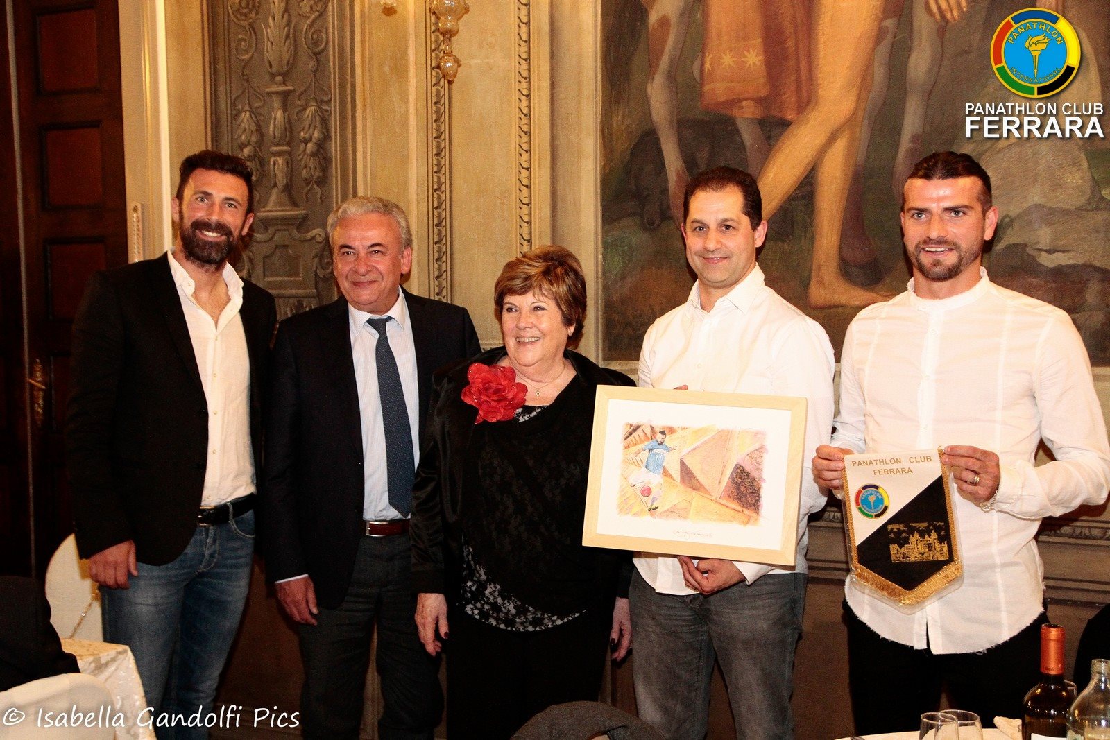 Il quadro celebrativo realizzato da Andrea Samaritani viene consegnato alla delegazione della SPAL